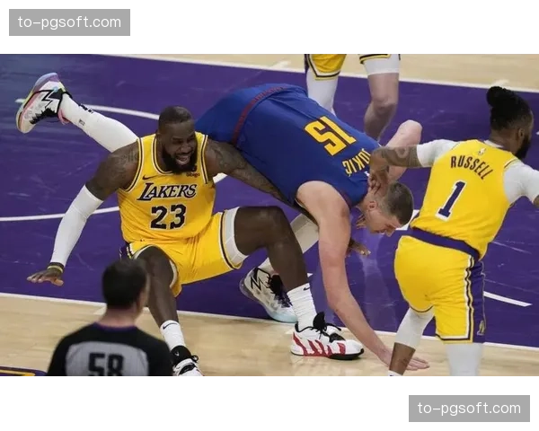 詹姆斯半场助攻上双 湖人进攻组织流畅